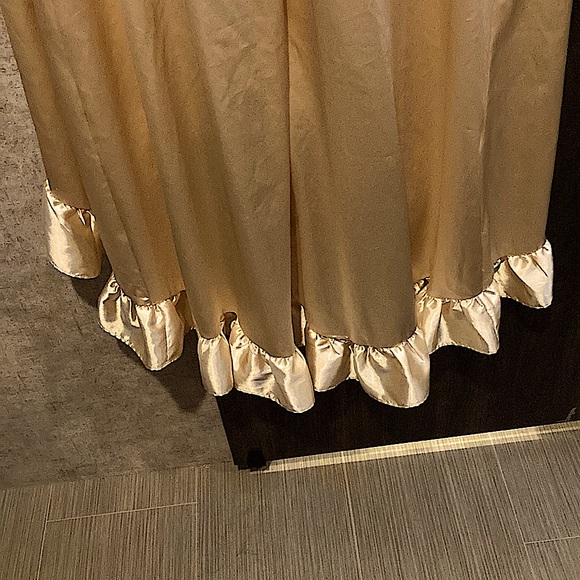 Francesca’s Collections worn once. Size L-XL. Light Gold. Retro inspired dress. - Picture 5 of 10